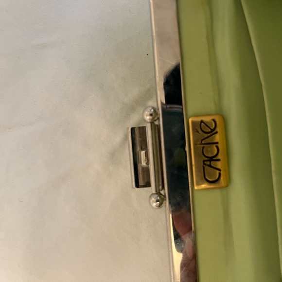 🌺Cache lime green Clutch/Purse - Picture 10 of 10